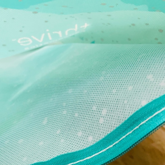 Thrive Causemetics Make Up Bag - Picture 3 of 3